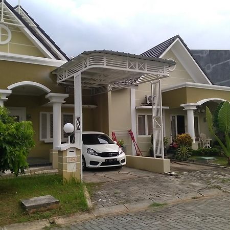 Jasmine Park Guest House Semarang Esterno foto