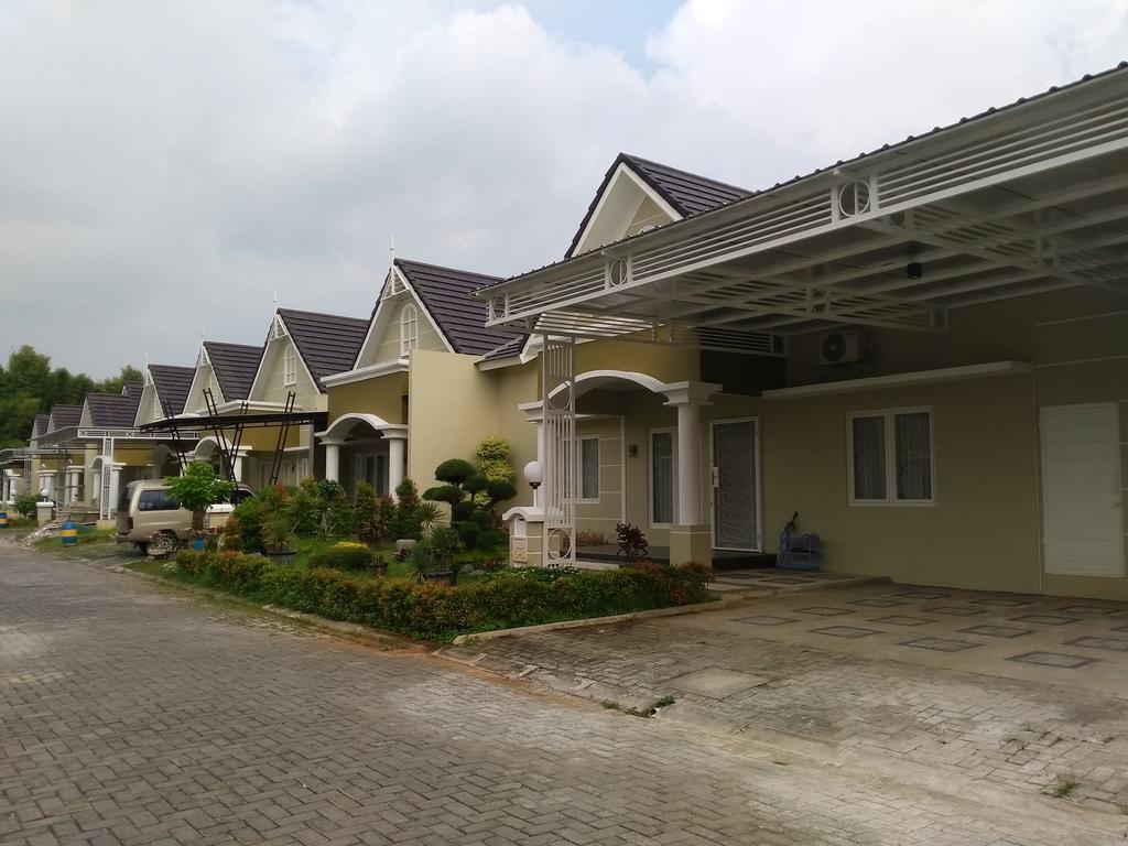 Jasmine Park Guest House Semarang Esterno foto