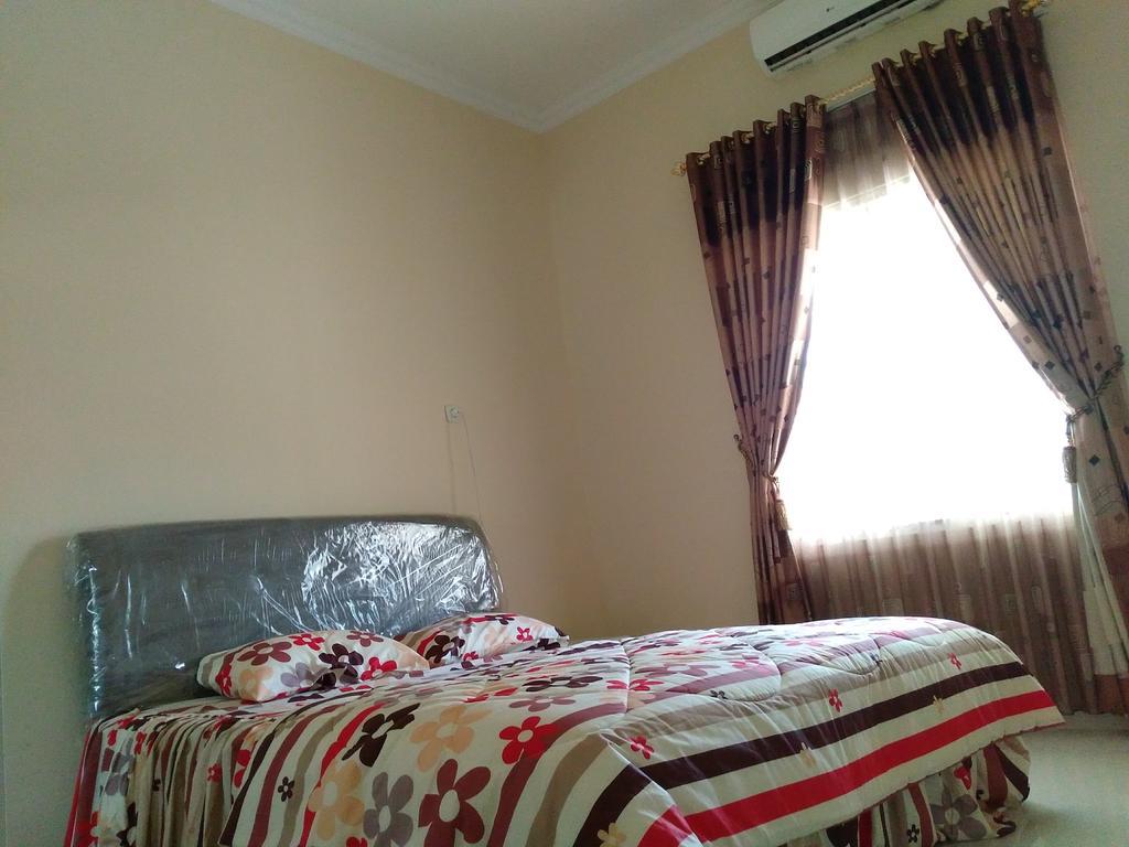 Jasmine Park Guest House Semarang Esterno foto