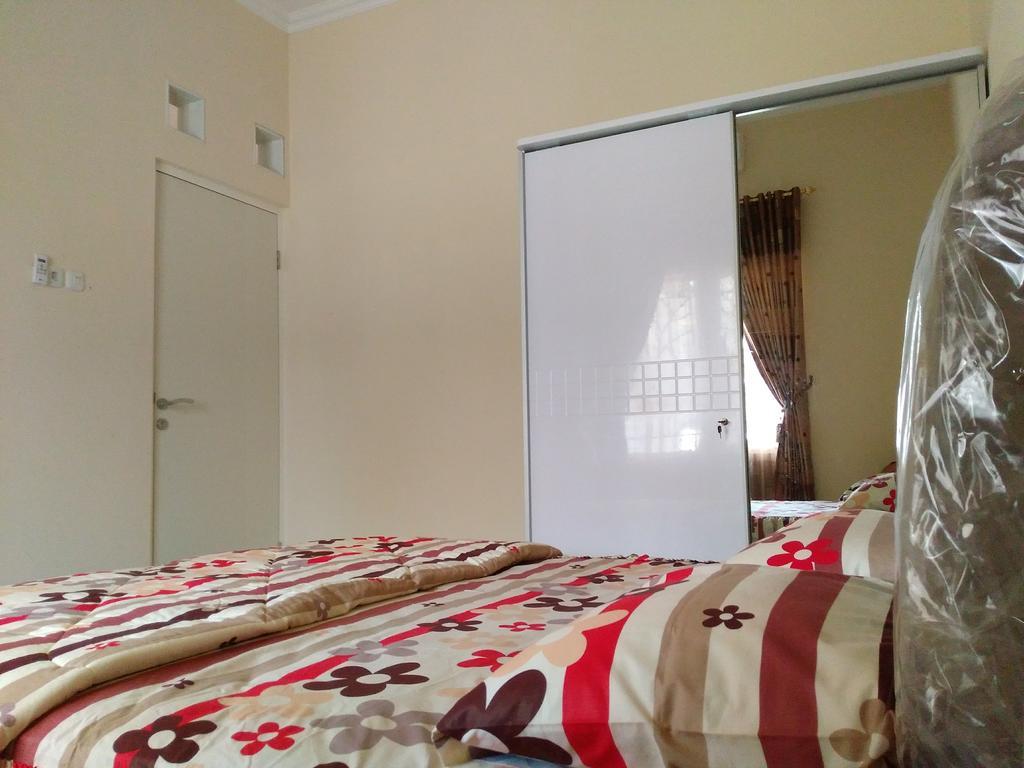 Jasmine Park Guest House Semarang Esterno foto