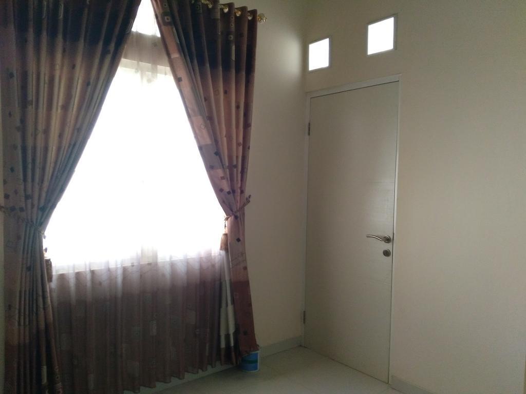Jasmine Park Guest House Semarang Esterno foto