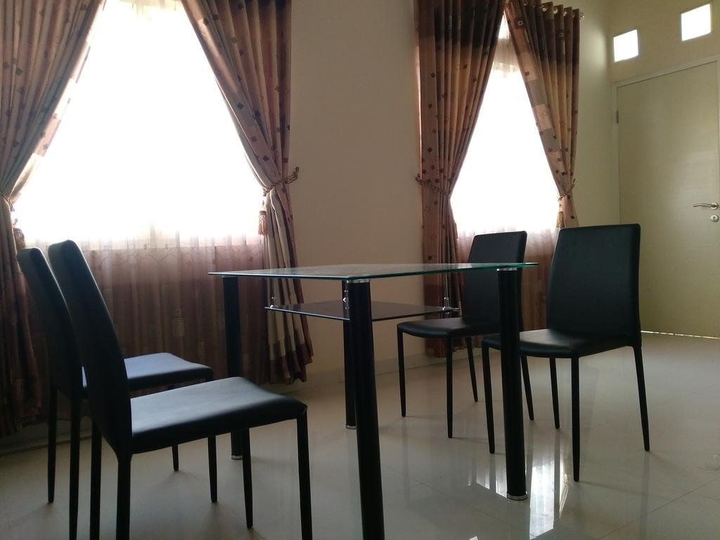 Jasmine Park Guest House Semarang Esterno foto